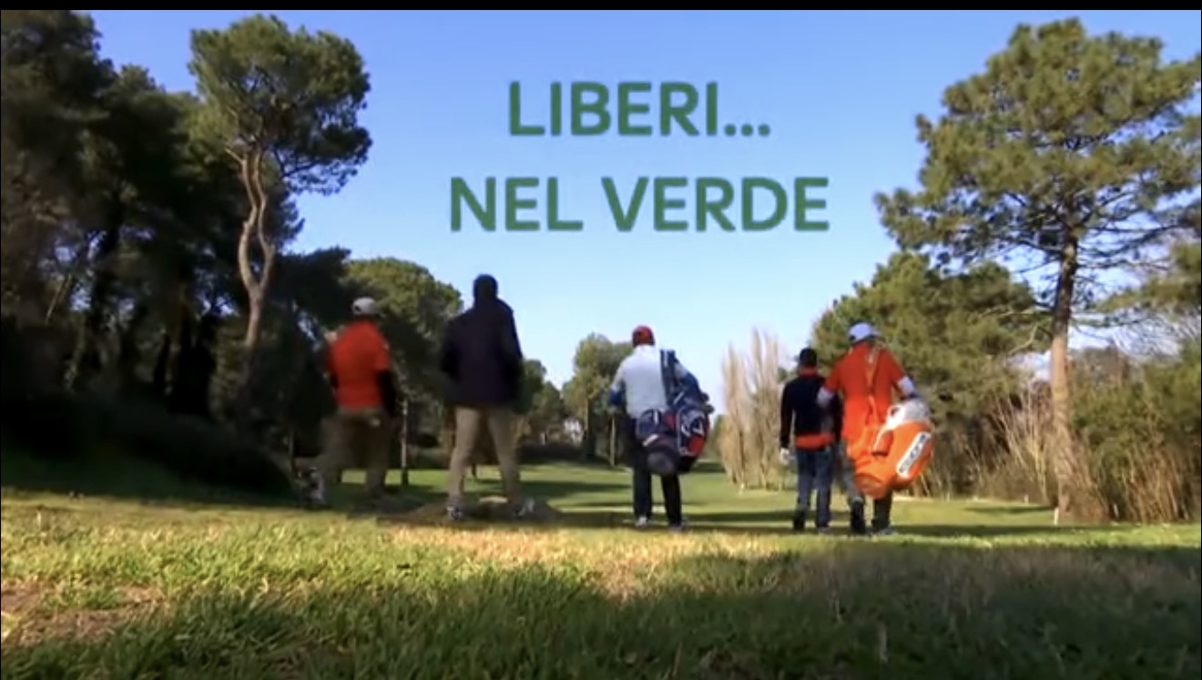 Fotogramma del progetto Liberi nel Verde con la scritta LIBERI... NEL VERDE su un campo da golf